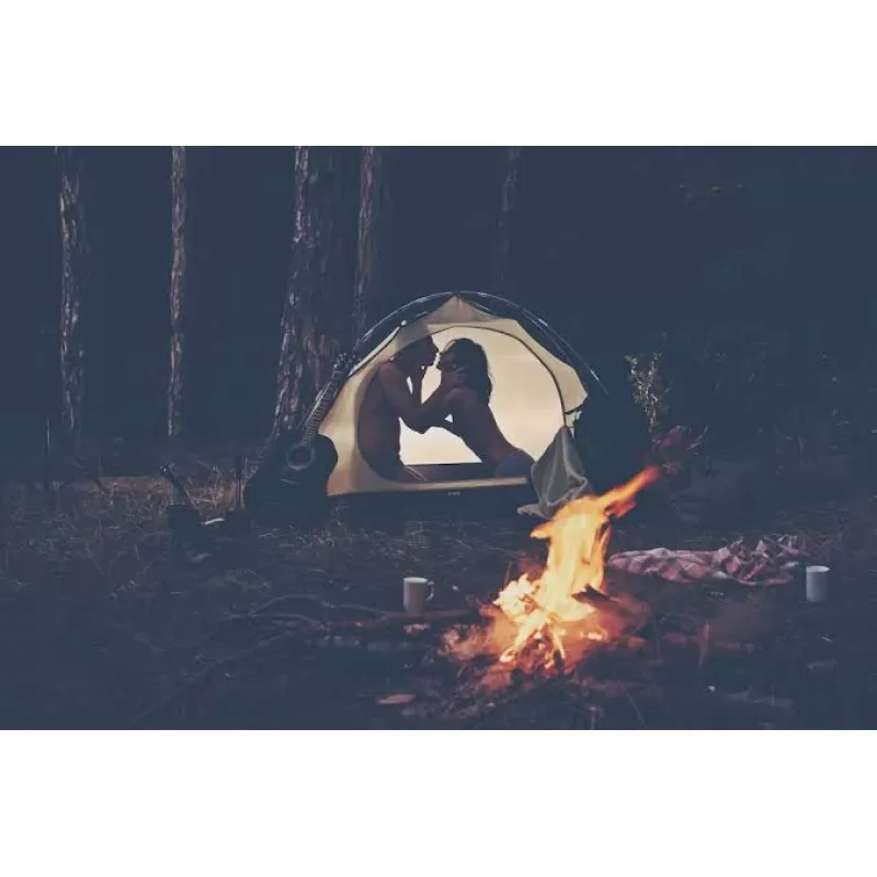 Camping Salvaje: Anillos vibradores y placer bajo las estrellas.
