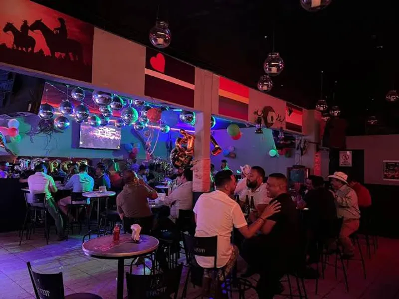 Tuve sexo en el Eagle GDL Bar
