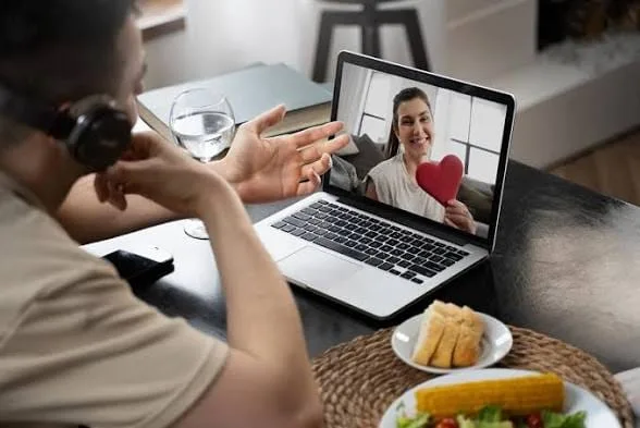 Comunicación sexual en relaciones a distancia