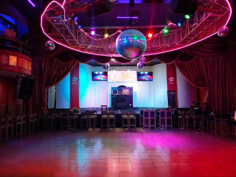 Una noche ardiente en Queen Latin Club con una mujer inolvidable